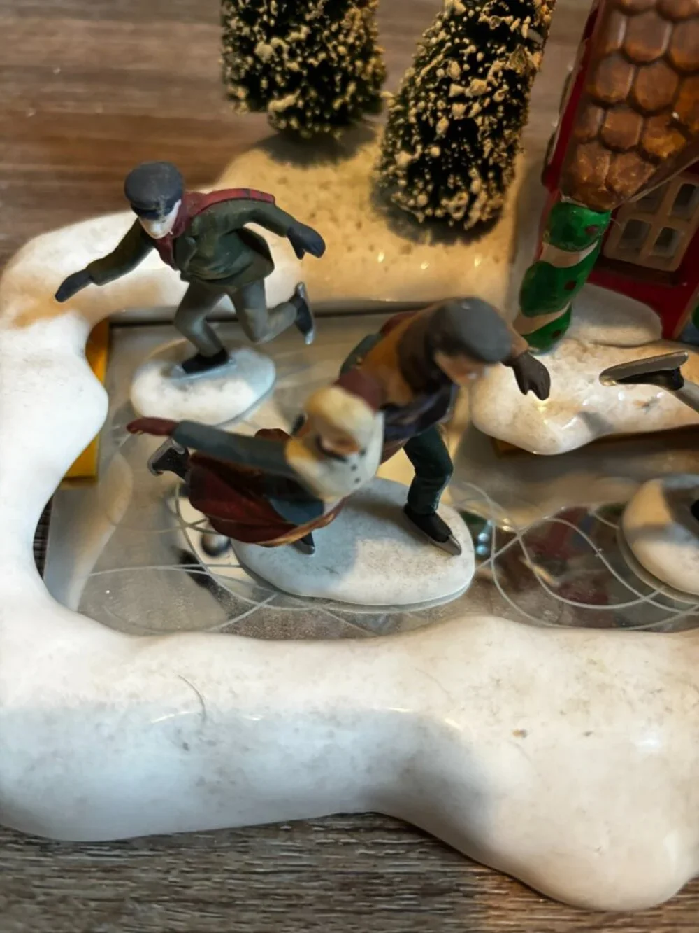 Department 56 Christmas village light up building Warming House w/skaters